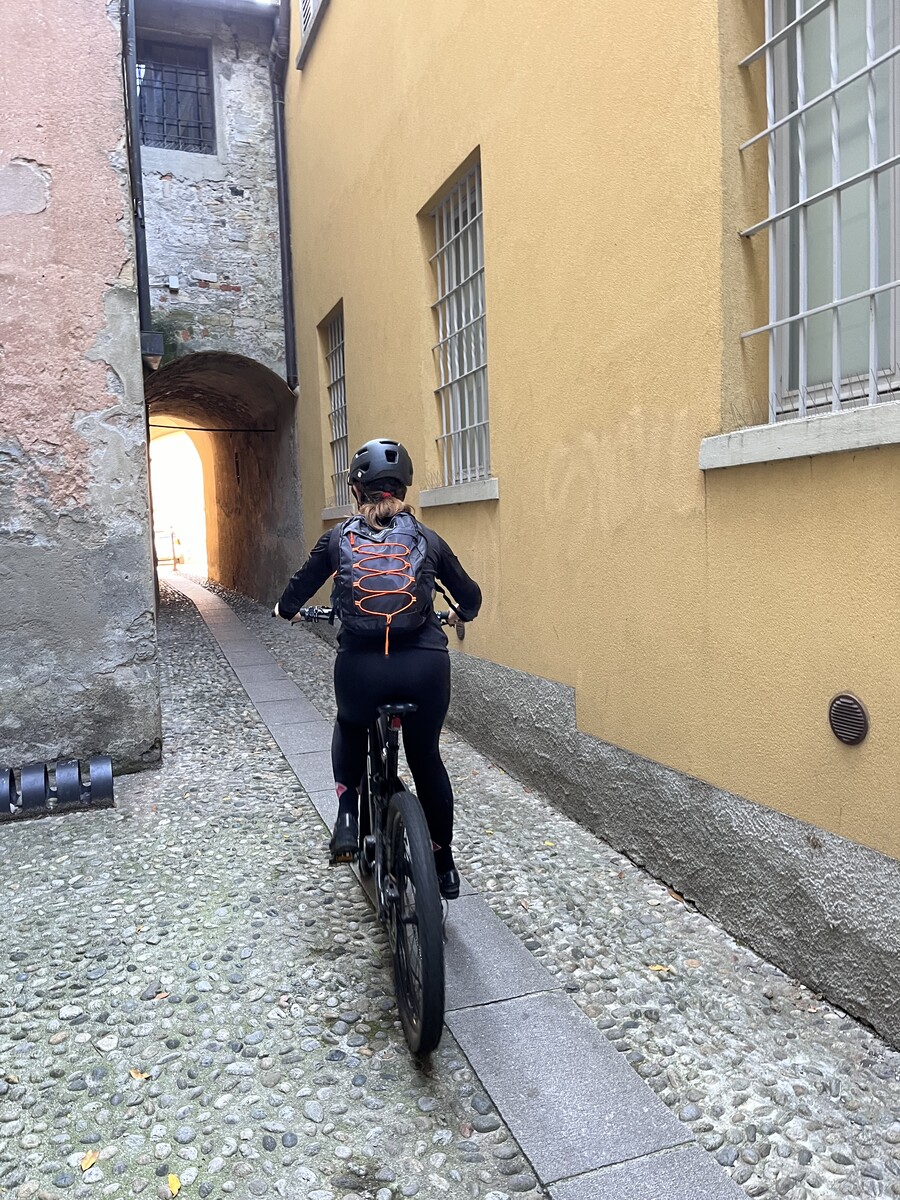 Cyclist arriving at the winery courtyard for the wine tasting